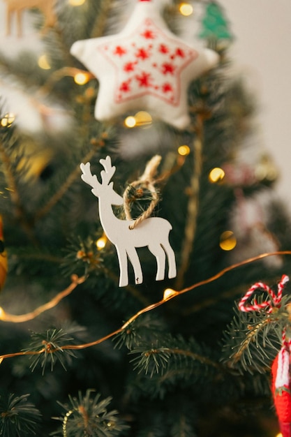 伝統的なクリスマスツリーにぶら下がっている装飾品のセット