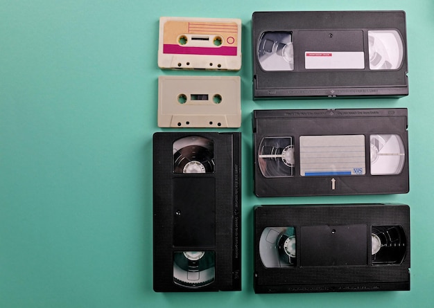 Foto set oude audio- en videocassettes op turquoise achtergrond