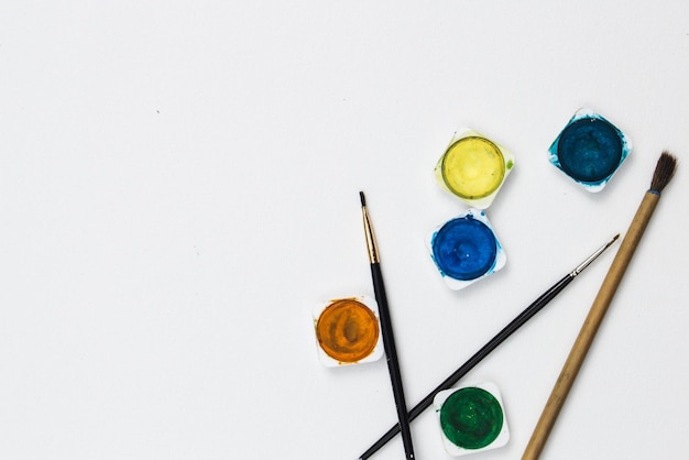 A set of paint brushes and brushes on a white background