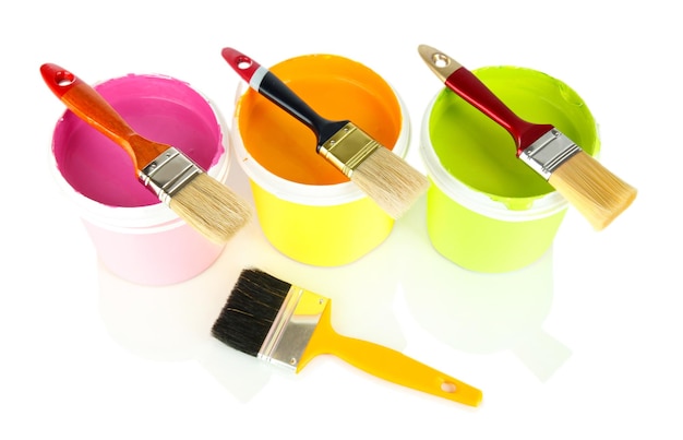 Foto set per dipingere pennelli per vasi di vernice isolati su bianco