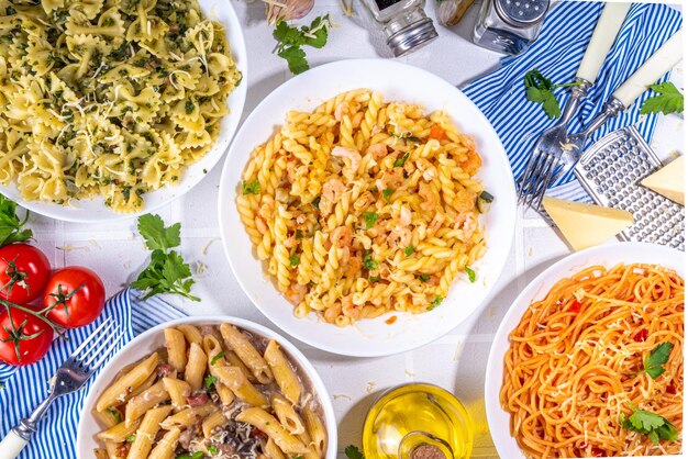 Set pasta met verschillende sauzen