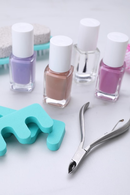 Set pedicure tools op witte tafel