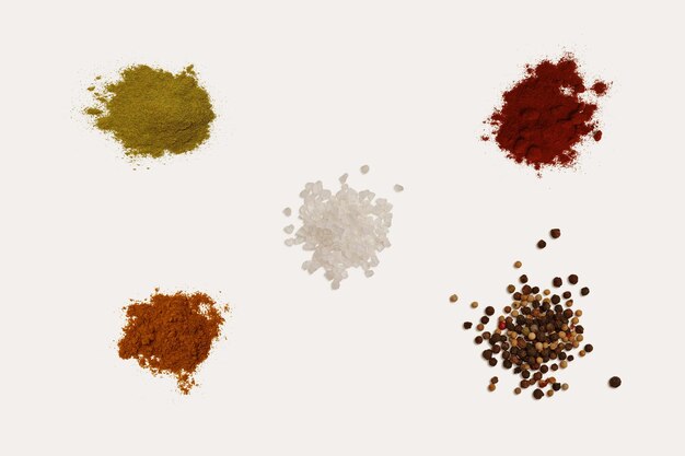 Foto set di erbe e spezie in polvere di mucchio, sale, pepe, paprika, curry
