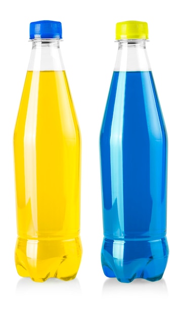 Набор пластиковых бутылок с украинским флагом в цветах на белом фоне