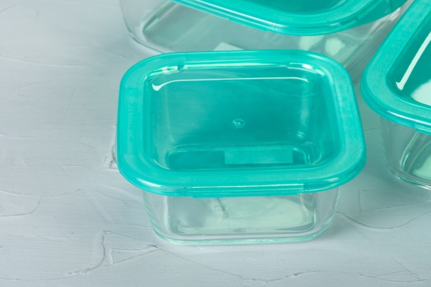 Insieme degli articoli della cucina delle scatole di plastica sul contatore di cucina