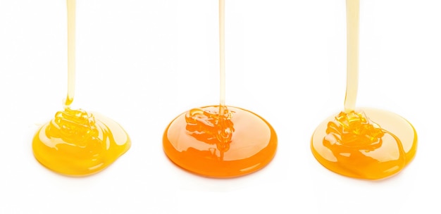 Foto set di versare il miele dorato isolato su uno sfondo bianco, ritaglio