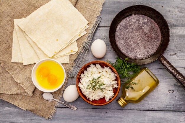 뜨거운 간식 요리 제품의 집합입니다. 피타 빵, 코티지 치즈, 계란, 채소, 식물성 기름