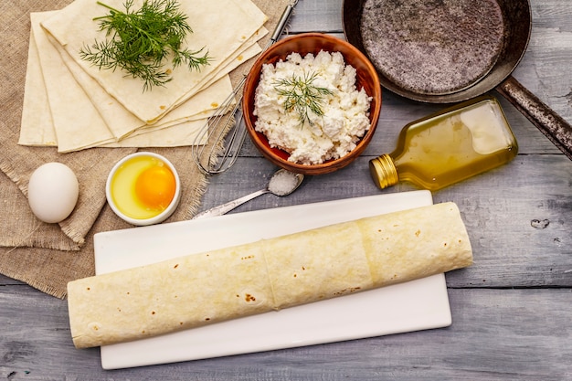 Set di prodotti per cucinare snack caldi. pane pita, ricotta, uova, verdure, olio vegetale