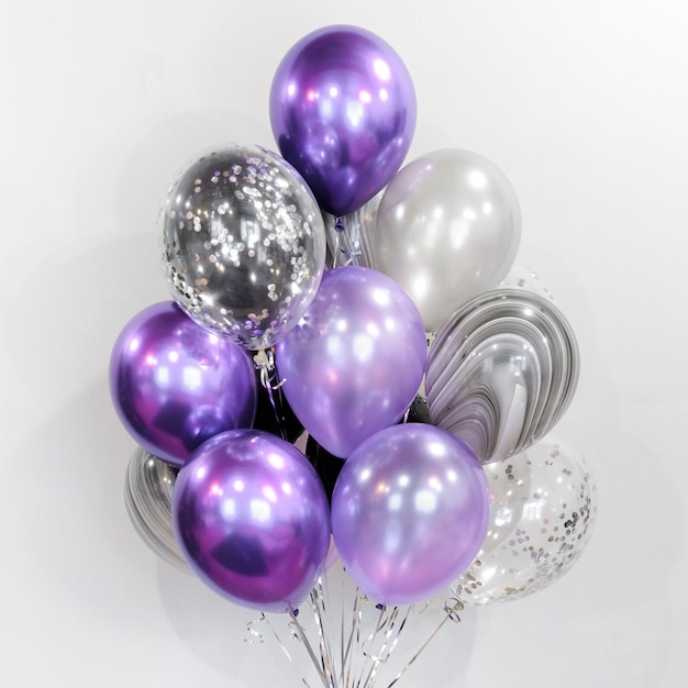 Foto un set di palline viola e argento per il tuo compleanno