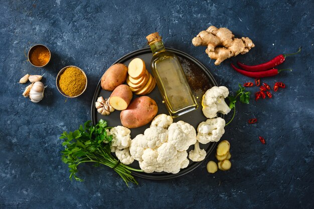 Set rauwe ingrediënten voorbereiding vegetarische Indiase gerecht aloo gobi