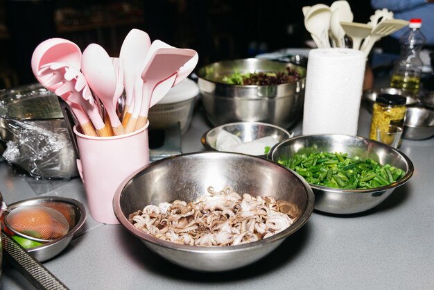 Foto un insieme di prodotti grezzi in ciotole prima della cottura organizzando il cibo prima di una master class culinaria