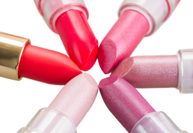 Set roze en rode lippenstift op wit wordt geïsoleerd