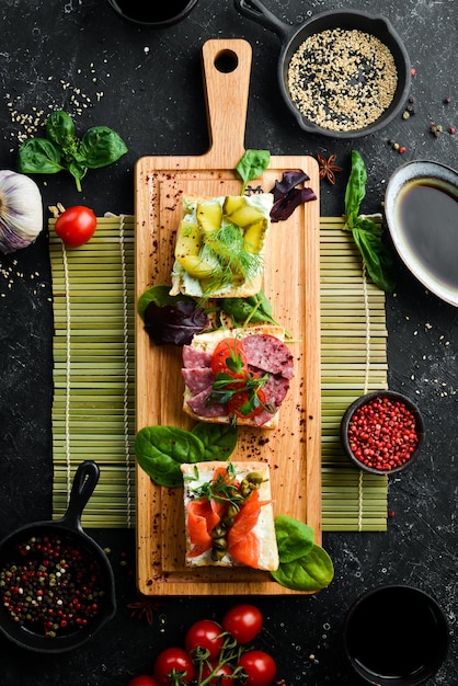 Set sandwiches met groenten en zalm op een houten bord Bovenaanzicht Rustieke stijl