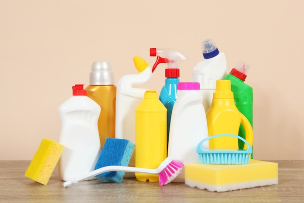 Set schoonmaakproducten op tafel op een gekleurde achtergrond