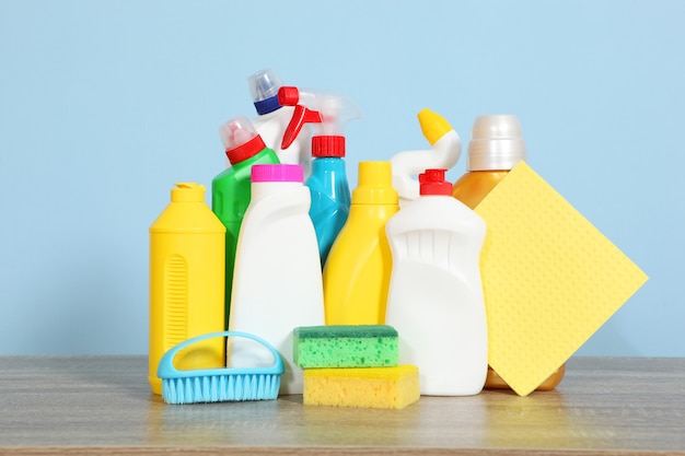 Set schoonmaakproducten op tafel op een gekleurde achtergrond