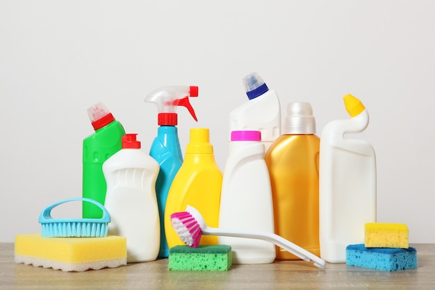 Set schoonmaakproducten op tafel op een gekleurde achtergrond