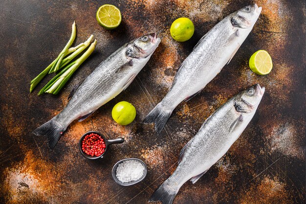 Set di branzino con spezie ed erbe aromatiche ingredienti, vista dall'alto