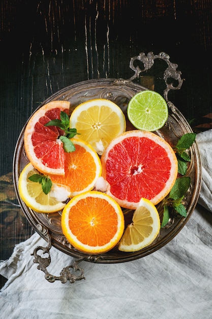 スライスした柑橘系の果物のセット