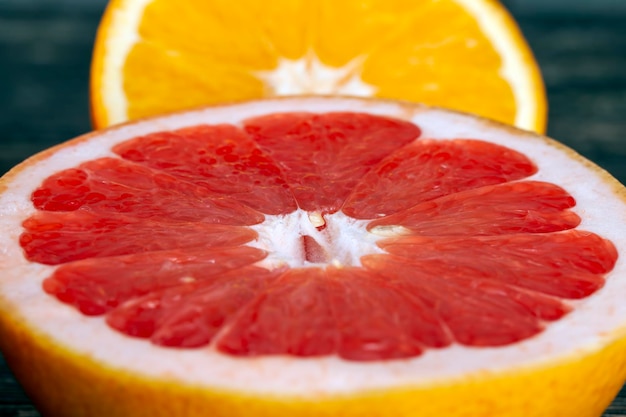 Photo a set of sliced pieces of a set of ripe citrus fruits preparation of desserts from citrus oranges grapefruits