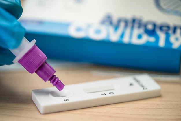 Set speekselantigeen-testkit voor controle van Covid19-coronavirusgebruik thuis