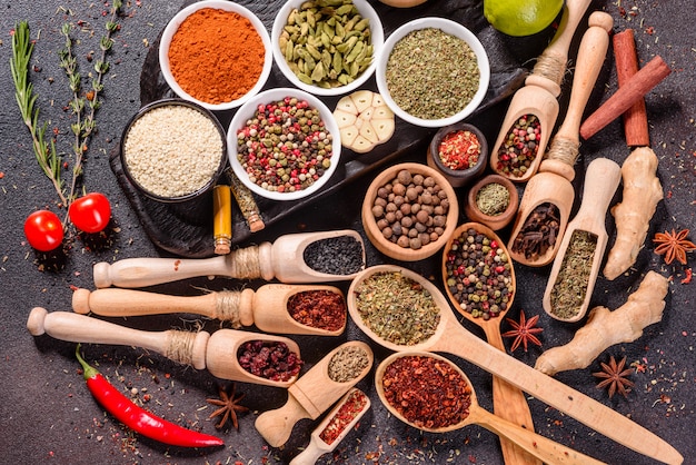 Un insieme di spezie ed erbe aromatiche. cucina indiana. pepe, sale, paprika, basilico. vista dall'alto.