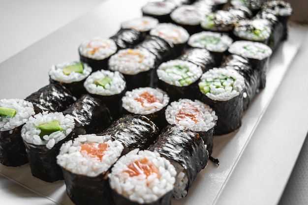 Set sushi en maki op witte achtergrond Plat lag bovenaanzicht