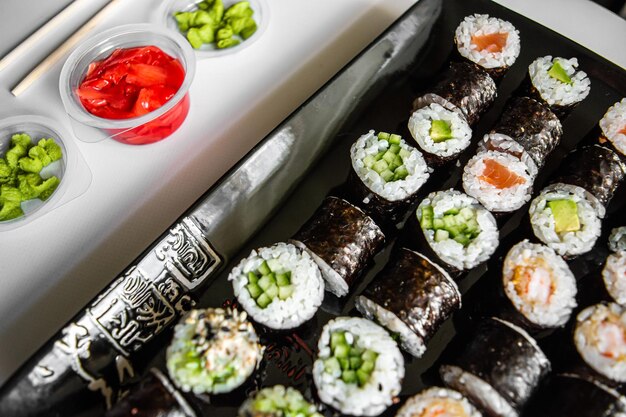 Set sushi en maki roll op donkere achtergrond Bovenaanzicht