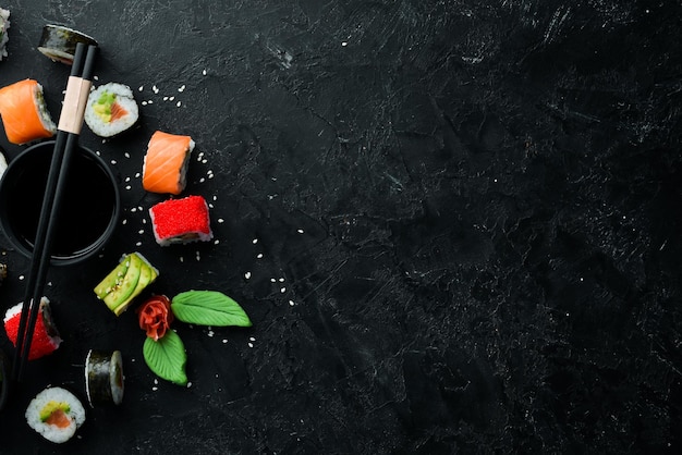 Set sushi en sojasaus Japanse traditionele keuken Bovenaanzicht rustieke stijl