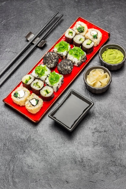 Set sushi op rode plaat