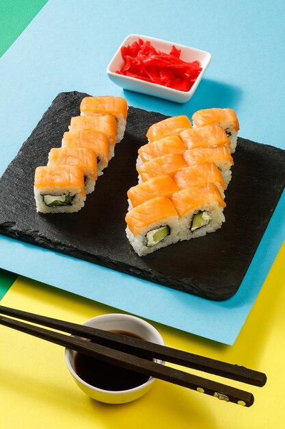 Set sushi over kleurrijke heldere achtergrond geserveerd met sojasaus wasabi en gingerxa