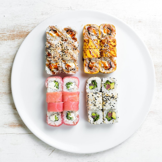 Set sushi rollen met paling sesam avocado en vis Japans eten bovenaanzicht op een witte achtergrond