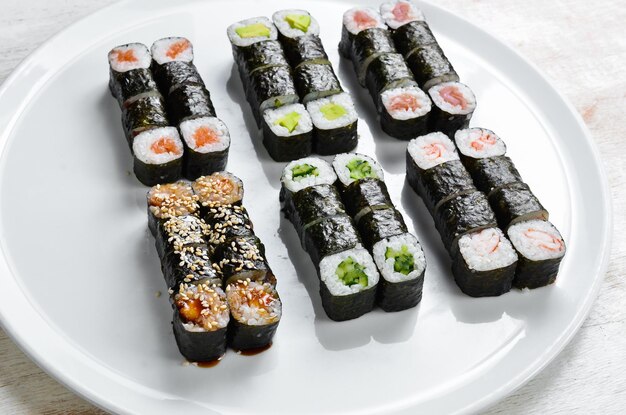うなぎごまアボカドと魚の巻き寿司をセット日本食白い背景に上面図
