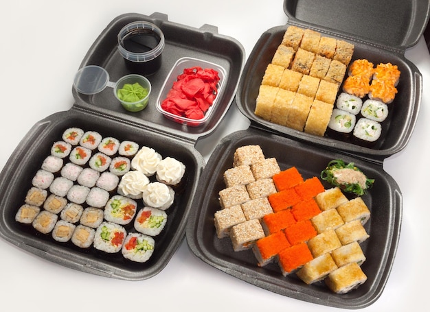 Set sushi rolt in plastic containers concept eten bezorgen
