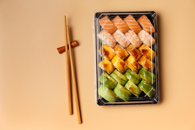 Set sushi rolt in plastic verpakkingen op een lichte achtergrond bovenaanzicht