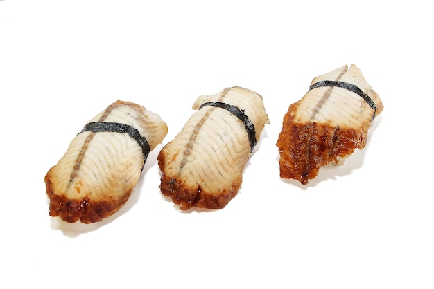 白い背景の上の寿司のセット