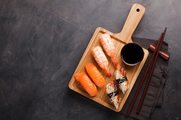 Una serie di sushi con salmone, gamberetti e anguilla.