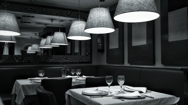 Foto metti i tavoli sotto le luci appese nel ristorante
