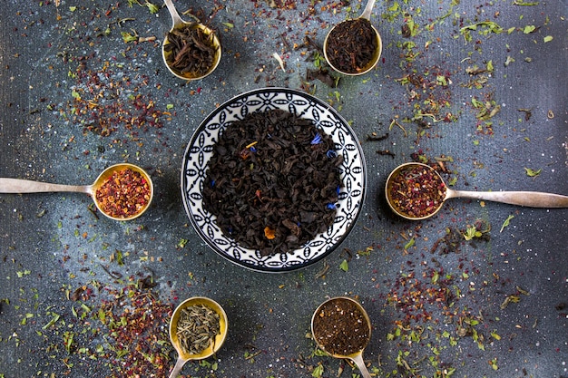 ヴィンテージの銀器スプーンにお茶のセット、さまざまなお茶、紅茶、花、緑、ミントティー