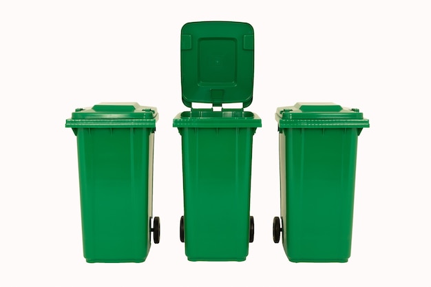 Set di tre nuovi contenitori di grandi dimensioni verdi unbox isolati su sfondo bianco.