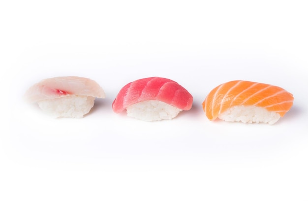 Set di tre sushi isolati a sfondo bianco. salmone, tonno e sebacio nigiri. consegna di cibo asiatico sano in un ristorante