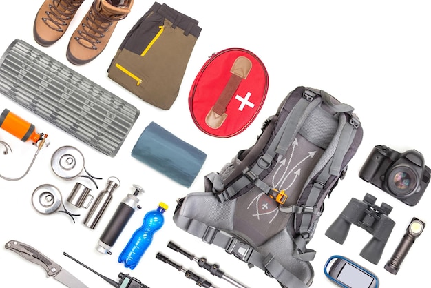 Set toeristische trekkingartikelen op witte achtergrond Bovenbeeld van reisaccessoires