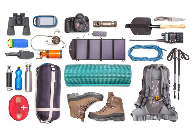 Foto set toeristische trekkingartikelen op witte achtergrond bovenbeeld van reisaccessoires