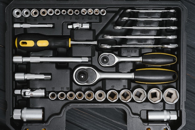 Set tools voor autoreparatie in doos, close-up