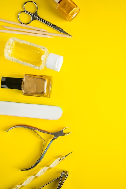 Set tools voor manicure en nagelverzorging op een gele achtergrond