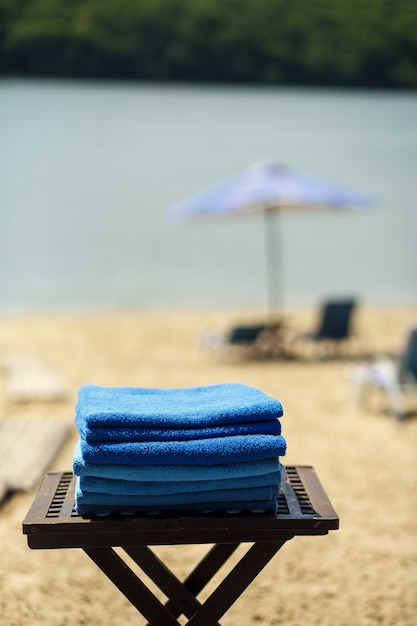 Набор полотенец на столе на пляже.