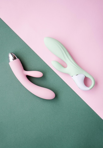 Foto un set di giocattoli per adulti su uno sfondo verde e rosa