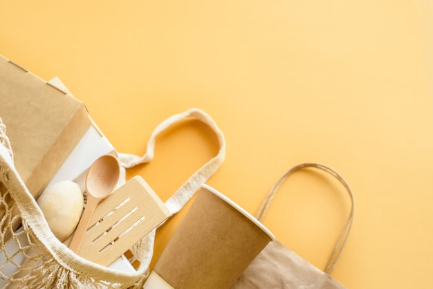 Foto set di scatola per alimenti in fibra vegetale non sbiancata e tazza di caffè in carta. imballaggi per alimenti e bevande in fibra naturale eco.