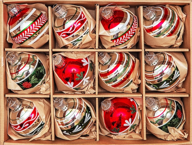 Set van 12 luxe Winterberry glazen kerstballen. Retro gestileerde afbeelding van vintage kerstversiering in een doos.
