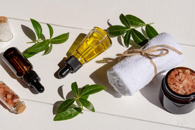 Set van biologische cosmetica zonder merk voor gezichtsverzorgings- en schoonheidsproducten op een witte houten tafel