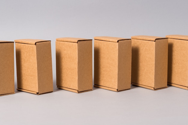 Set van bruine kartonnen dozen op grijze achtergrond